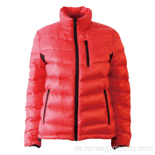 Rote weiche Daunenjacke